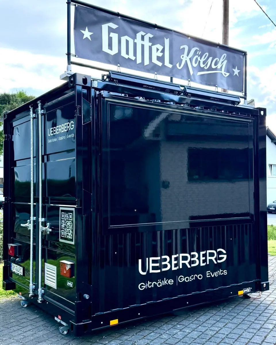 Schwarzer mobiler Ueberberg Ausschankcontainer mit Gaffel-Kölsch-Aufbau