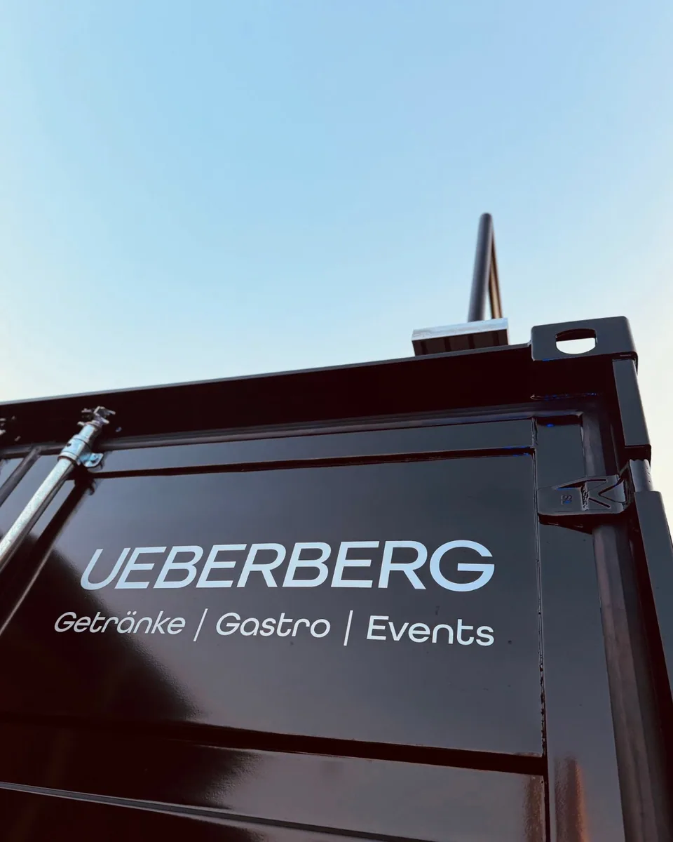 Ueberberg Beschriftung auf der Seitenwand des Ausschankcontainers