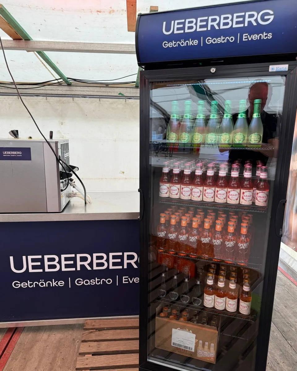 Ueberberg Getränkekühlschrank neben einer mobilen Theke