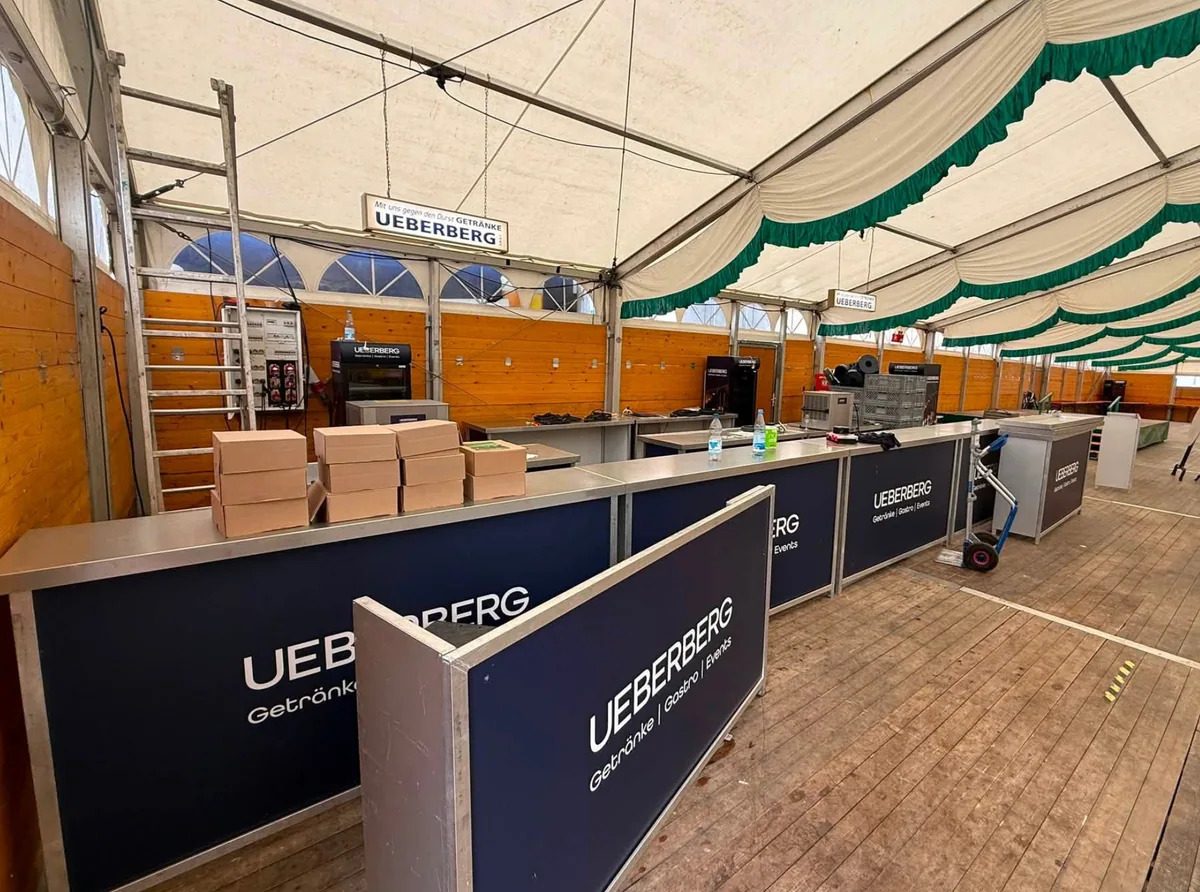 Ueberberg Theken und Ausschanktechnik beim Aufbau im Festzelt