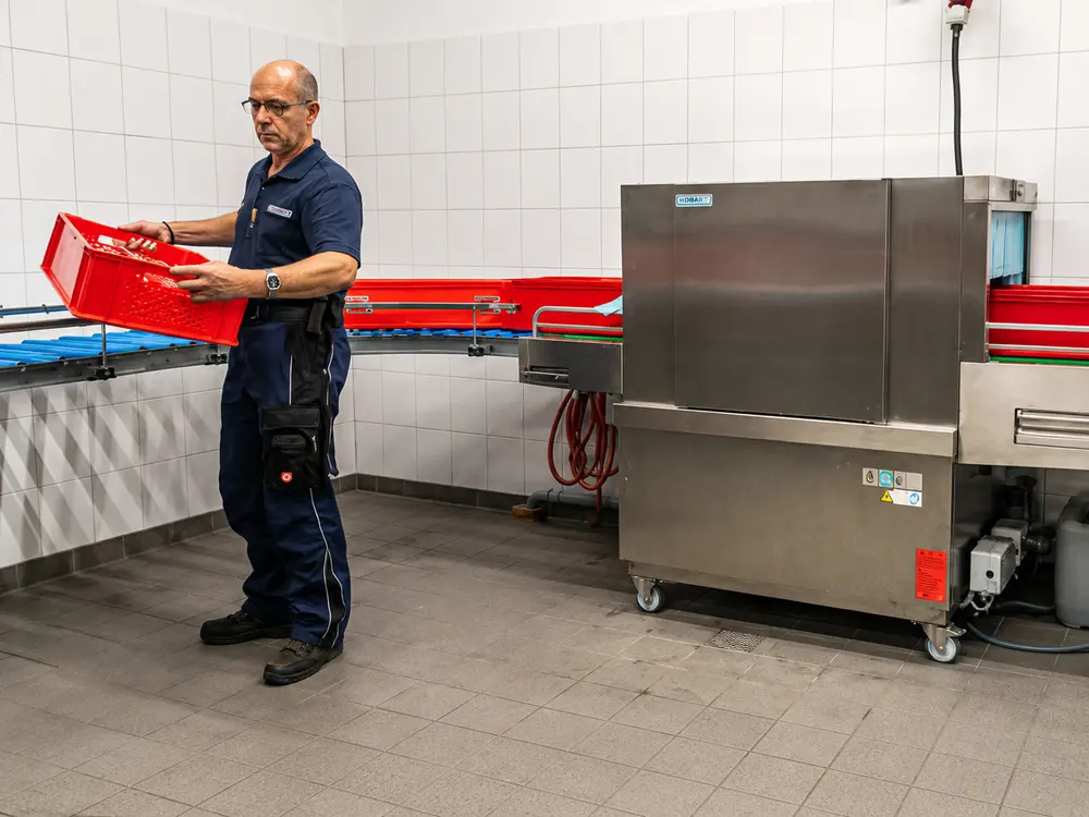 Mitarbeiter an der Spülstraße im Hygienecenter