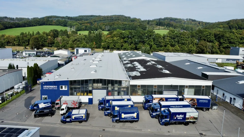 Fuhrpark vor dem Lager in Engelskirchen