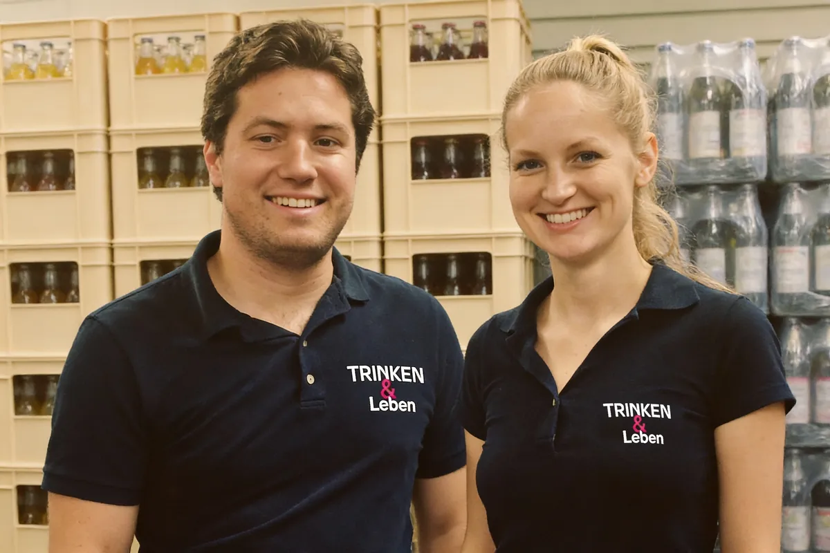 Verkäuferin und Verkäufer im Trinken & Leben Getränkefachmarkt