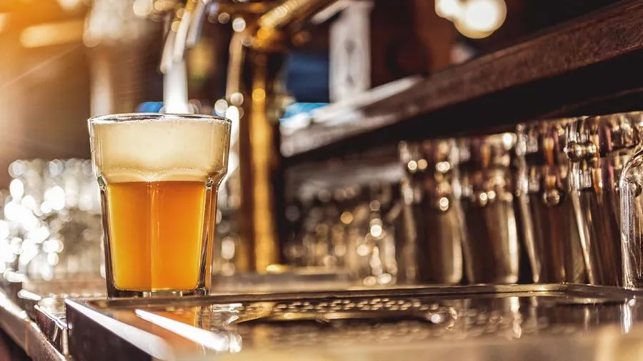Frisch gezapftes Bier an einer Theke