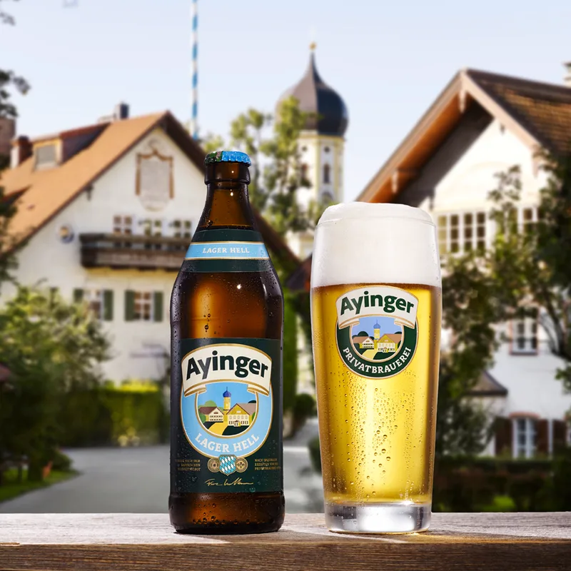Ayinger Bier vor der Brauerei