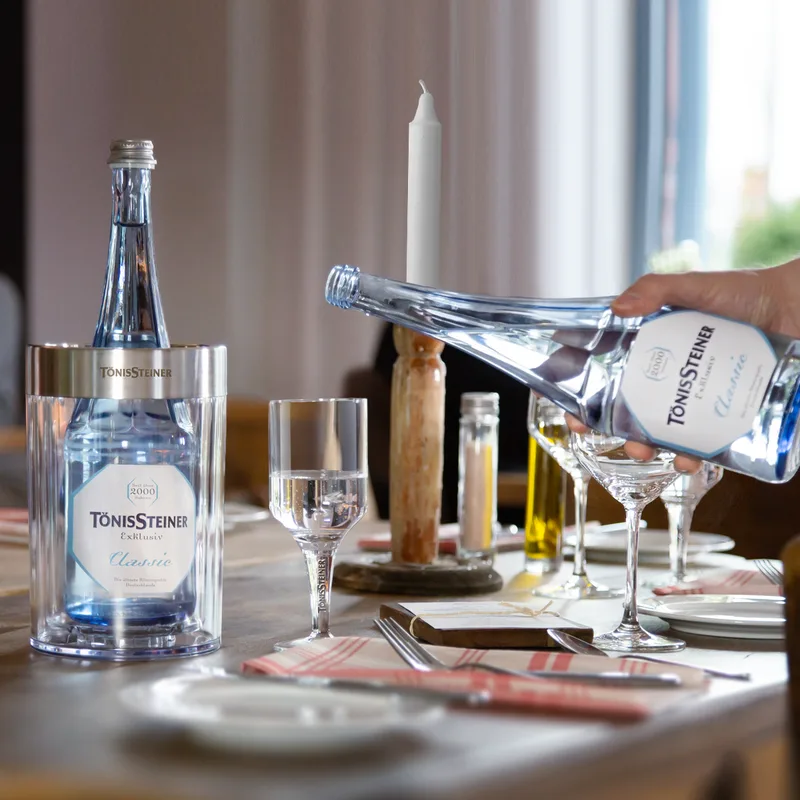 Tönissteiner Mineralwasser auf dem gedeckten Tisch